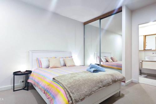 Luxury apartment in Mel east with special kids bed