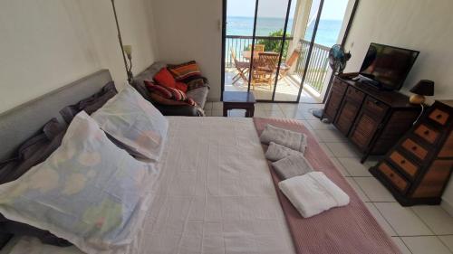 Facilities, Bas du Fort - Magnifique vue mer - Pieds dans l'eau - Citerne d'eau - Bord de plage in Baimbridge