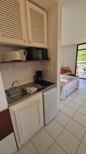 Kitchen, Bas du Fort - Magnifique vue mer - Pieds dans l'eau - Citerne d'eau - Bord de plage in Baimbridge