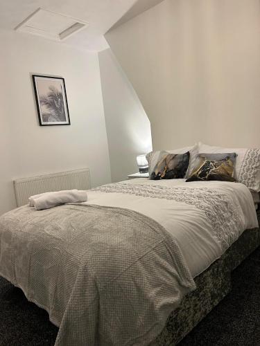 Comfortable, spacious 2 Bedroom house close to Etihad Stadium in Stalybridge