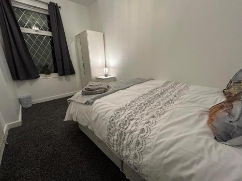 Comfortable, spacious 2 Bedroom house close to Etihad Stadium in Stalybridge