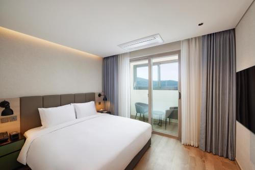 Citadines Connect Hotel Hari Busan - Tap to explore photos