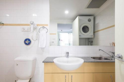 Charming Chippendale Escape with Rooftop Pool - image 12