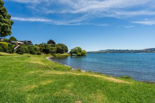 Lakeside Serenity - Taupo Holiday Home - image 3