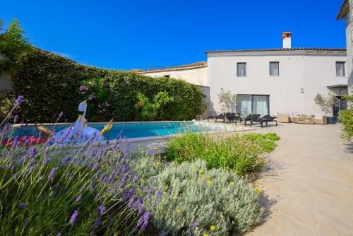 VILLA LATINI - Ideal for a family vacation. Heated pool. Local breakfast optional available