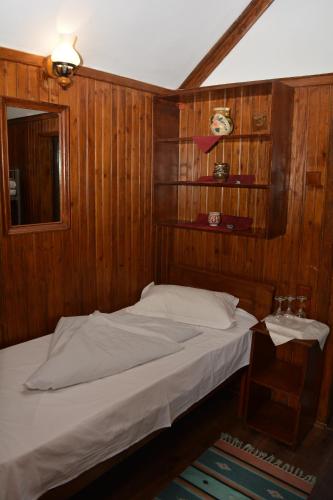 Cornul Vanatorului Bungalows - image 14