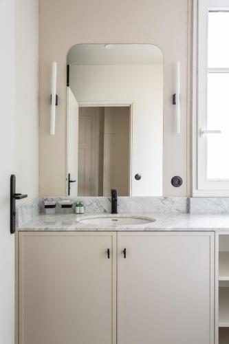 The Carla Suite Eiffel Tower View - image 13