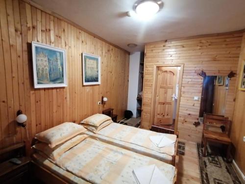2 twin beds