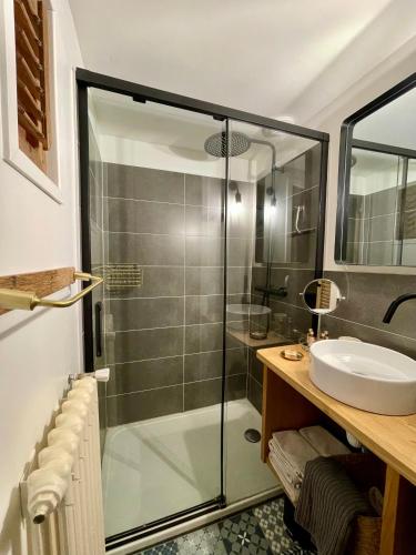 Badkamer, La bohème place aux herbes (La boheme place aux herbes) in Uzes