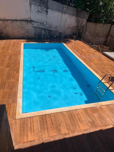 Casa para festas com piscina e cama elástica