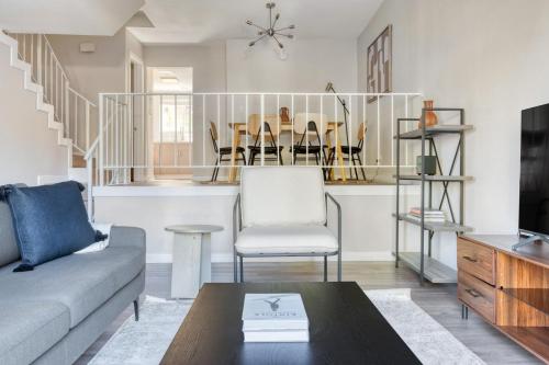 Redondo Beach 3BR w WD Courtyard nr PCH LAX-661 in Redondo Beach, USA