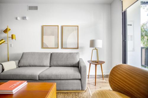 Beverly Grove 2BR w Courtyard nr W Hollywood LAX-384 in Los Angeles, USA