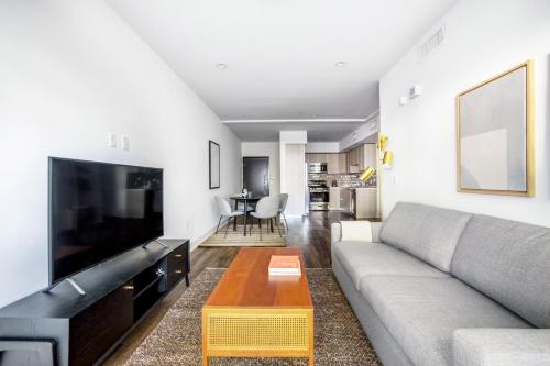 Beverly Grove 2BR w Courtyard nr W Hollywood LAX-384 in Los Angeles, USA