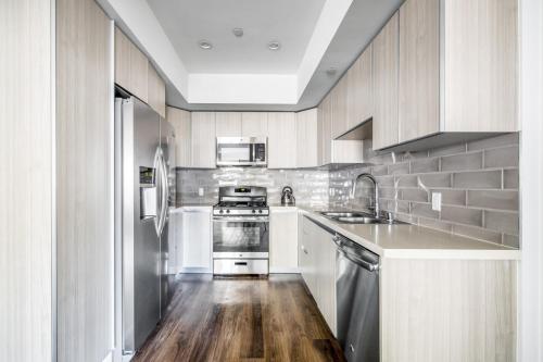 Beverly Grove 2BR w Courtyard nr W Hollywood LAX-384 in Los Angeles, USA