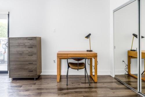 Beverly Grove 2BR w Courtyard nr W Hollywood LAX-384 in Los Angeles, USA