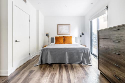 Beverly Grove 2BR w Courtyard nr W Hollywood LAX-384 in Los Angeles, USA
