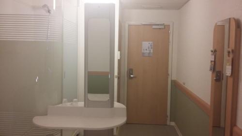 Bathroom, Ibis Budget Montbeliard in Montbeliard