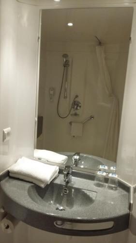Bathroom, Ibis Budget Montbeliard in Montbeliard
