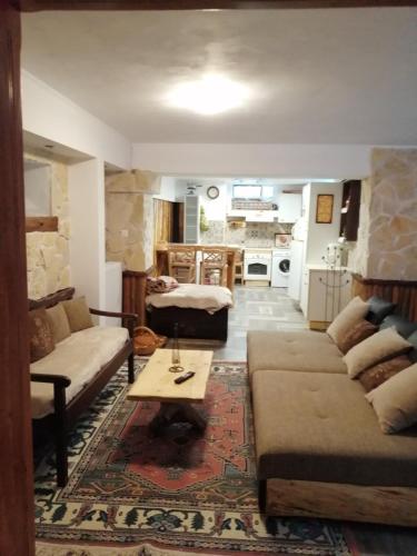 Meandros27 Cosy Countryside Rustic Semi Basement Home