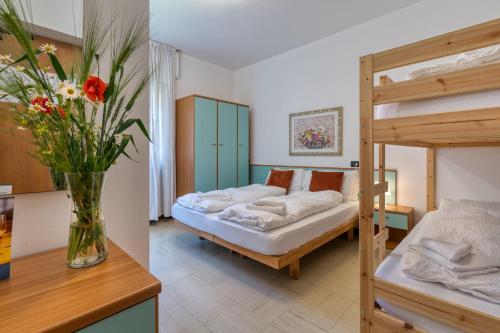1 queen bed, 2 bunk beds