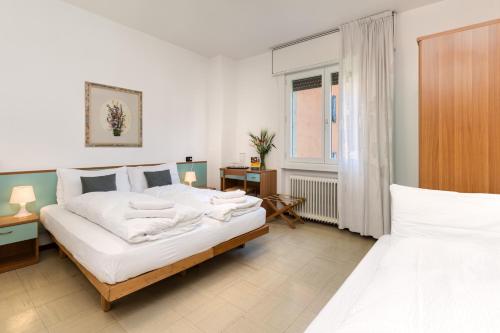 1 double bed, 1 twin bed