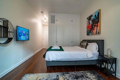 Beautiful Magnificent Mile Street Condo that Sleeps 8 Guests