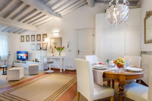 One-Bedroom Apartment image 9