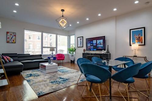 French design Luxurious Downtown 3br/2ba that sleeps 8 guests with Optional Valet Parking