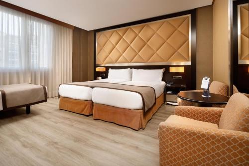Twin Room with Extra Bed (3 Adults) image 10