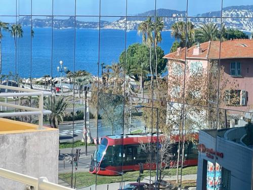 STUDIO SUR LA PROMENADE DES ANGLAIS AVEC VUE MER ORIGINALE À 40 m DE LA PLAGE, Niza