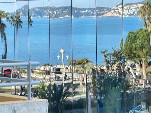 STUDIO SUR LA PROMENADE DES ANGLAIS AVEC VUE MER ORIGINALE À 40 m DE LA PLAGE, Nice (fotografie 9)