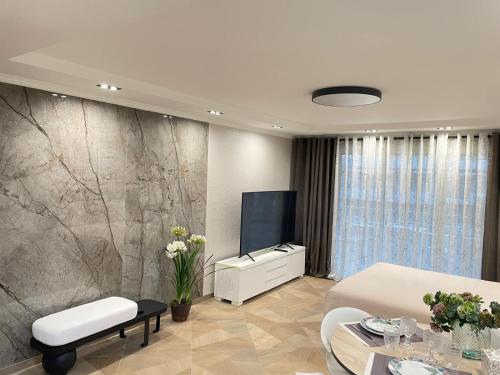 STUDIO SUR LA PROMENADE DES ANGLAIS AVEC VUE MER ORIGINALE À 40 m DE LA PLAGE, Nice (fotografie 5)