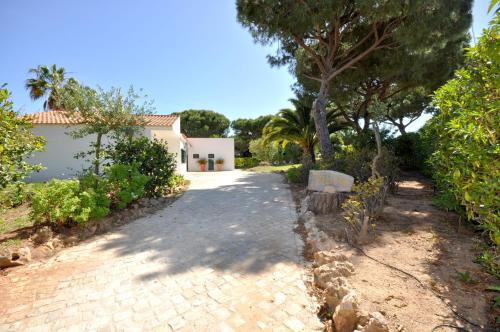 Close to amenities free air conditioning and wi-fi - image 9