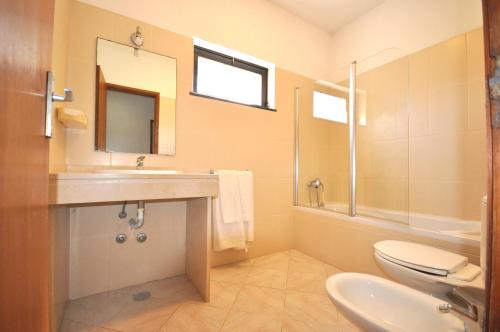 Close to amenities free air conditioning and wi-fi - image 10