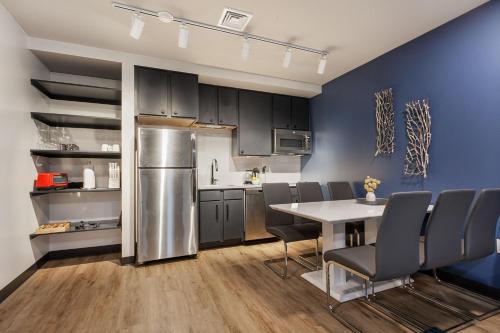 The Pelican by Hosteeva Room Type - Two-Bedroom Apartment with City View
