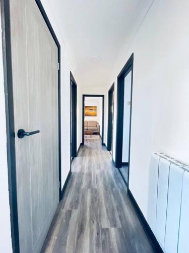 Burmer Central Bliss: Modern 3BR/1BA, Full Kitchen - Tap to explore photos