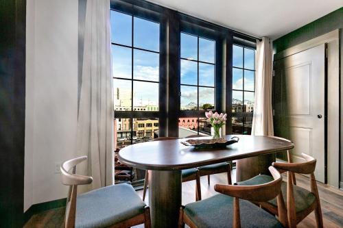 The Pelican by Hosteeva Room Type - Four-Bedroom Apartment with Balcony 