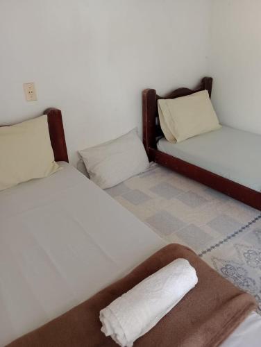 2 twin beds