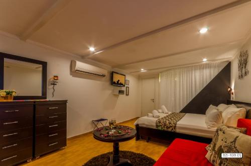 1 double bed, 2 twin beds