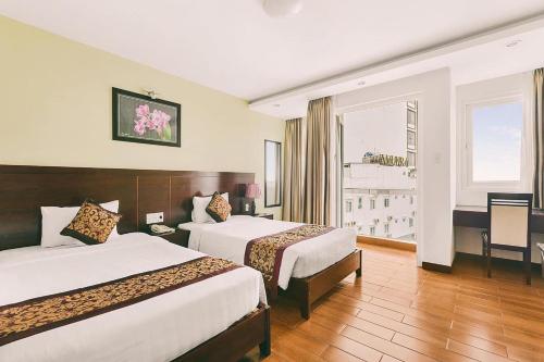 Superior Twin Room with City View image 4