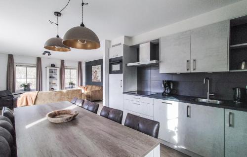 virtuve, Amazing Home In Den Ham With Sauna in Twenterand