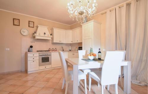 2 Bedroom Nice Home In Massarosa