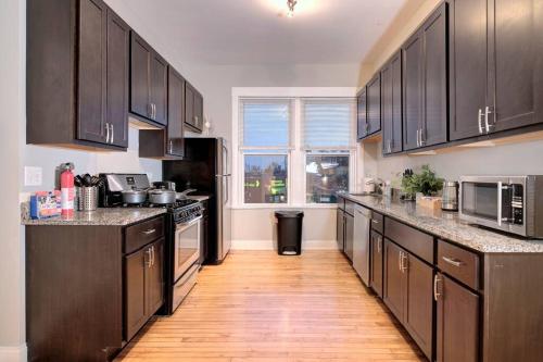 Spacious 3Bedroom Family Oasis in Irving Park that sleeps 8 guests in Chicago, USA