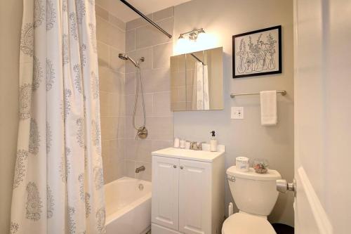 Spacious 3Bedroom Family Oasis in Irving Park that sleeps 8 guests in Chicago, USA