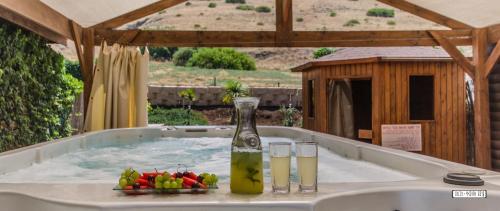 อวิเกล เกสต์เฮาส์ (Avigail Guest House) in เมนาฮามิยา