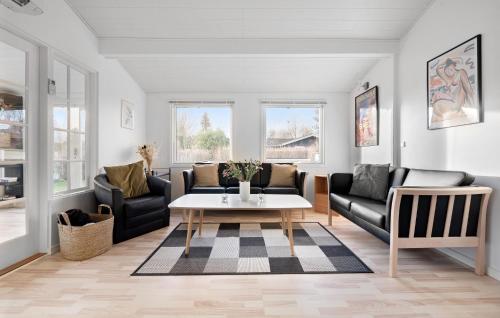 Beautiful Home In Dronningmølle in ดรอนนิงเมิลเลอ