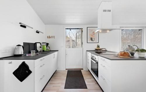 ห้องครัว, Beautiful Home In Dronningmølle in ดรอนนิงเมิลเลอ