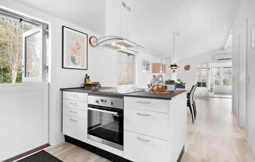ห้องครัว, Beautiful Home In Dronningmølle in ดรอนนิงเมิลเลอ