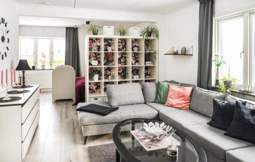 2 Bedroom Stunning Home In Garsnas in Skraddarod