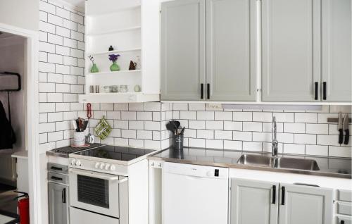 Kitchen, 2 Bedroom Stunning Home In Garsnas in Skraddarod